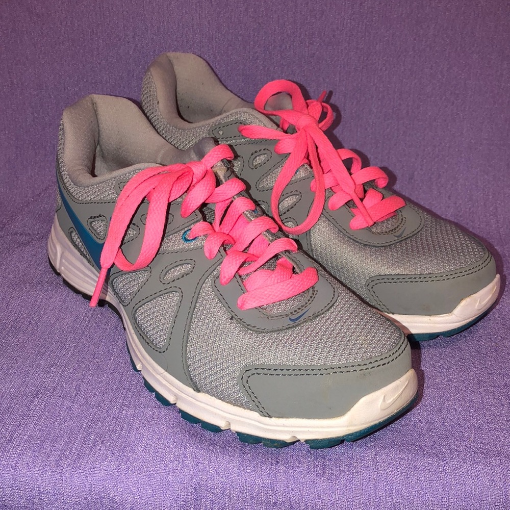 Used Women’s Nike Revolution 2 Size 8. 554900-006 Gray Blue And Pink